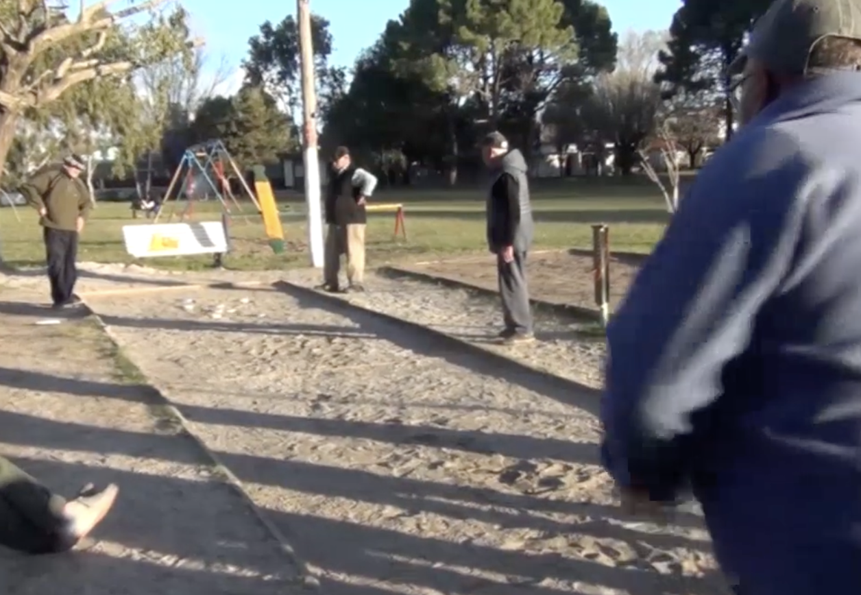 Vecinos de San Clemente realizan campeonatos de tejo en la plaza Islas Malvinas